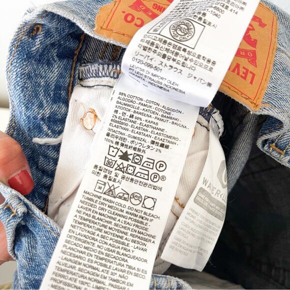 Levi’s | 501 Shorts 90s Mid Thigh Denim Bermuda - Picture 6 of 10